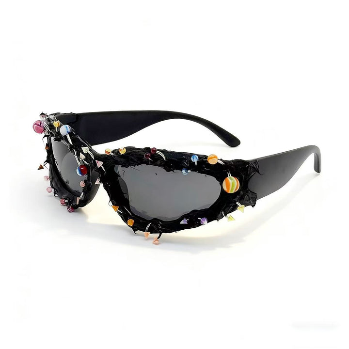 Dame solbrille med kreativ dekor og markant ramme Skanto