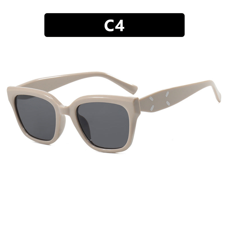 Dame moteriktig kvadratisk solbrille med UV-beskyttelse og elegant plastramme Skanto