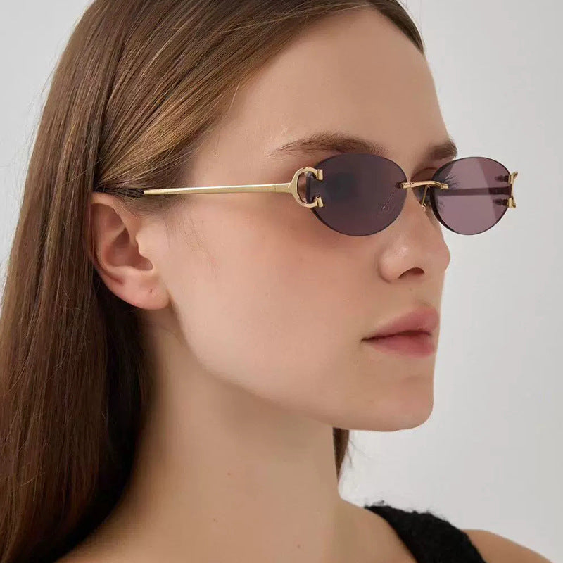 Dame elegant ovalformet solbrille med moderne metalramme Skanto
