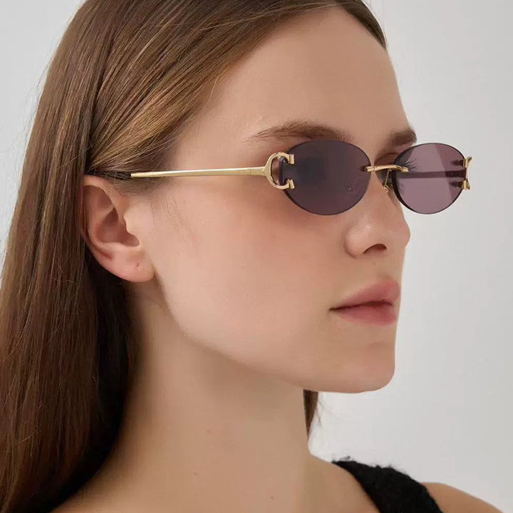 Dame elegant ovalformet solbrille med moderne metalramme Skanto