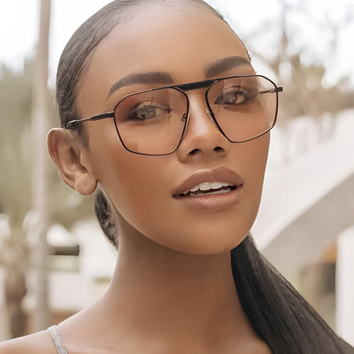 Dame solbrille i moderne, geometrisk design med robust metallramme Skanto