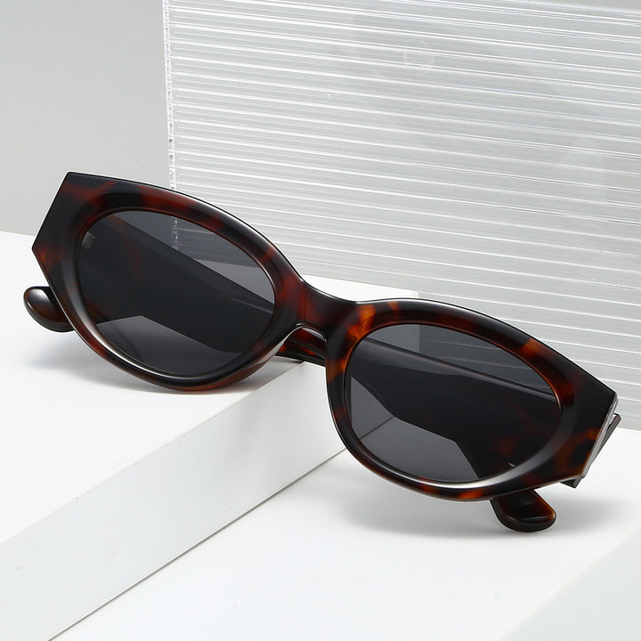 Dame Cat-Eye solbrille med moderne, transparent ramme og UV-beskyttelse Skanto