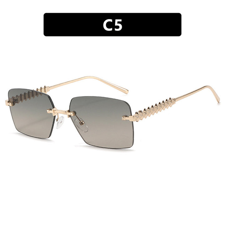 Dame moteriktig solbrille med unikt og dekorativt ramme Skanto