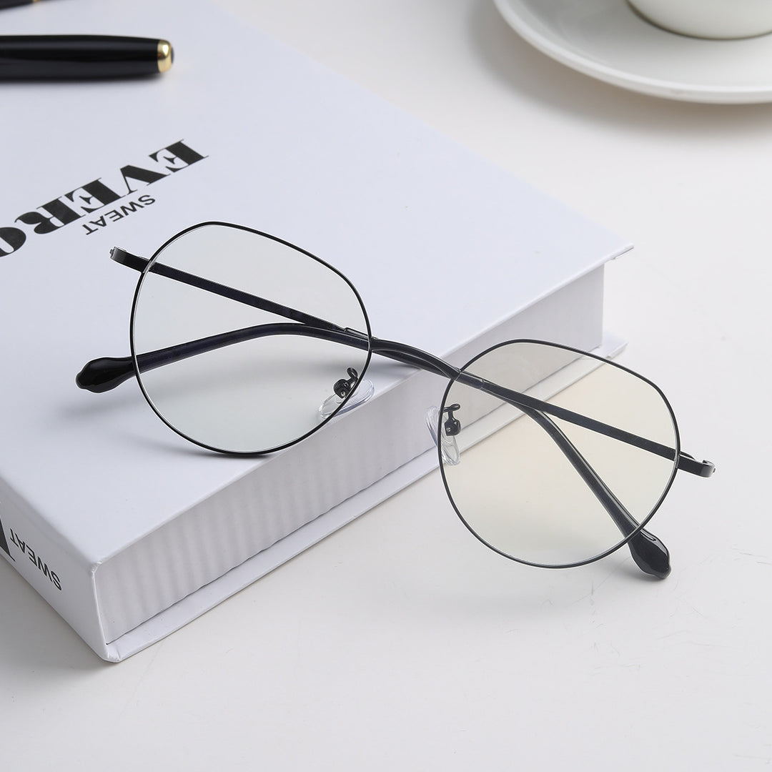 Damer stilige briller i elegant, minimalistisk design Skanto