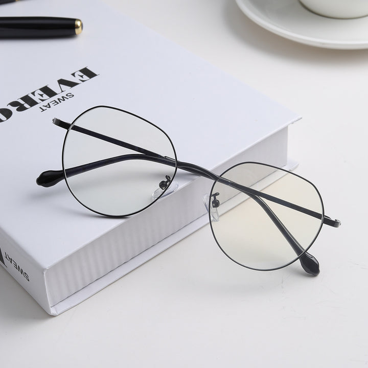 Damer stilige briller i elegant, minimalistisk design Skanto