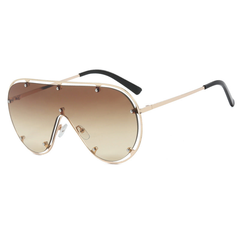 Dame moteriktig oversized solbrille i stilig retro-design Skanto