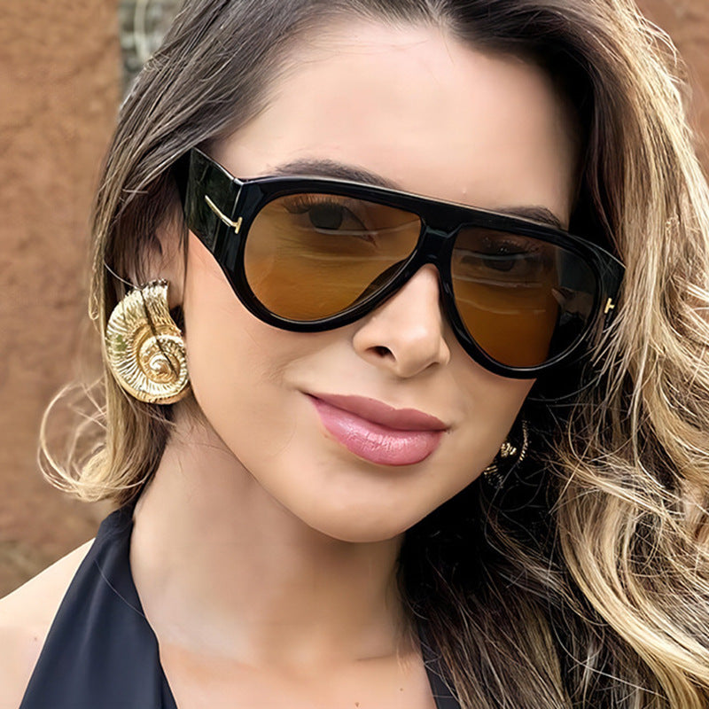 Dame elegant solbrille i markant design Skanto