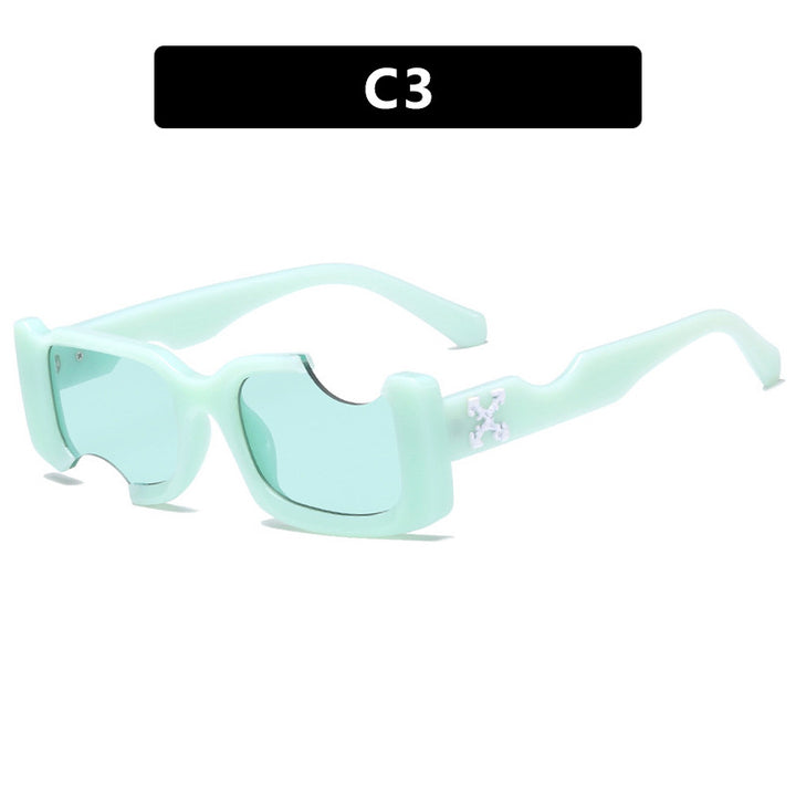 Dame moteriktig solbrille med markant design og robust plastramme Skanto