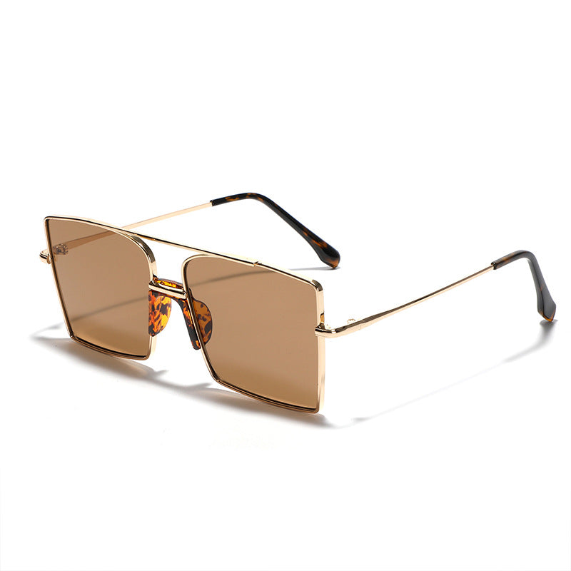 Dame elegant kvadratisk solbrille med moteriktige aksenter Skanto