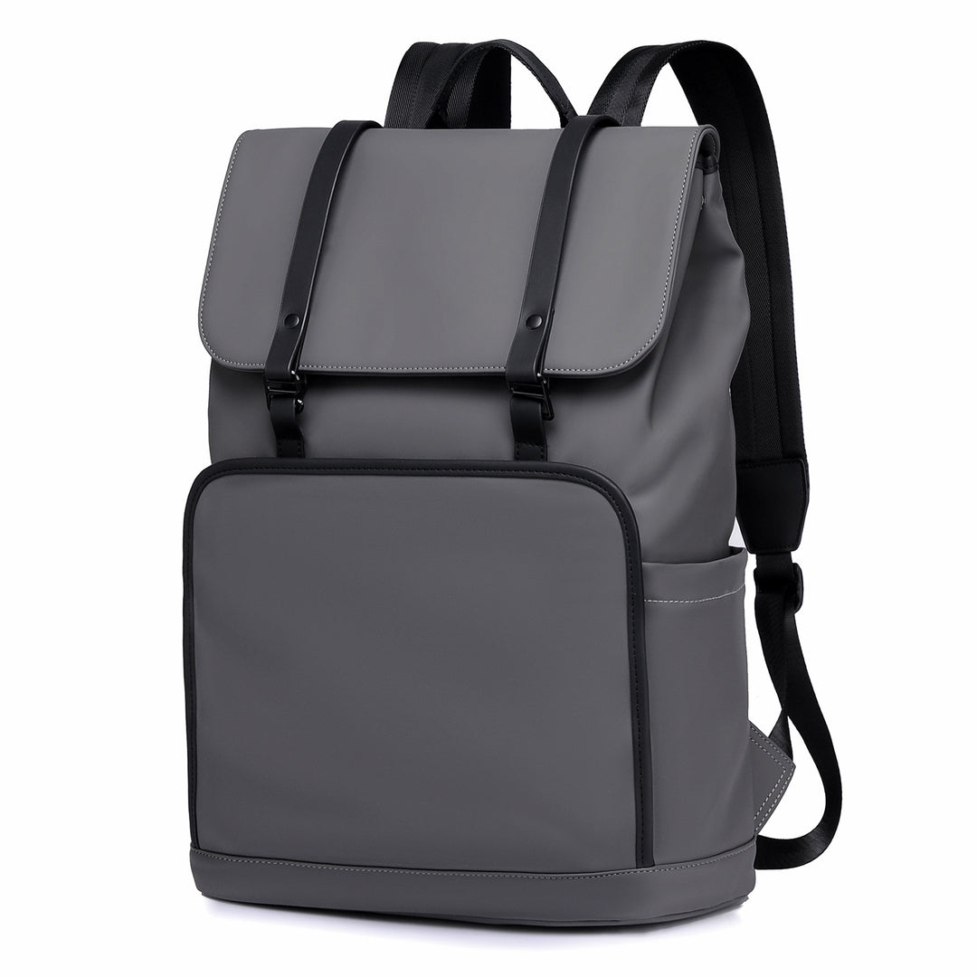 Romslig laptop-sekk med justerbare bæreremmer og vannavvisende materiale Skanto