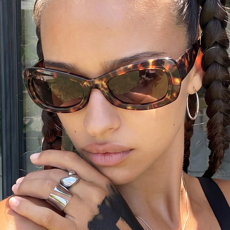 Dame moter Cat-Eye solbriller med beskyttende UV-filter og elegant design Skanto