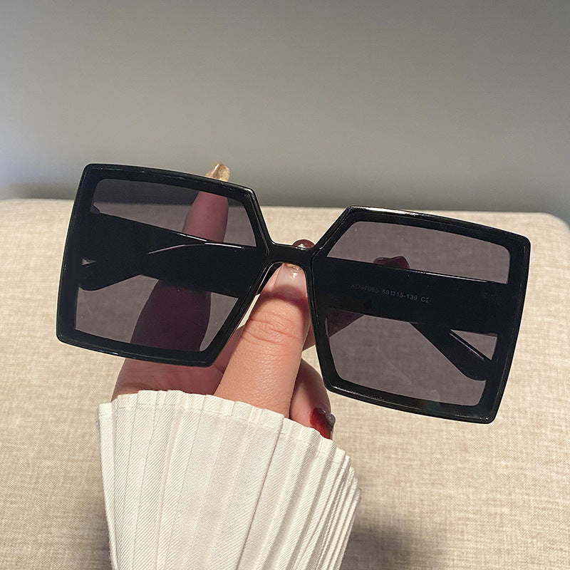 Dame kvadratisk solbrille med robust ramme og stillegant design Skanto