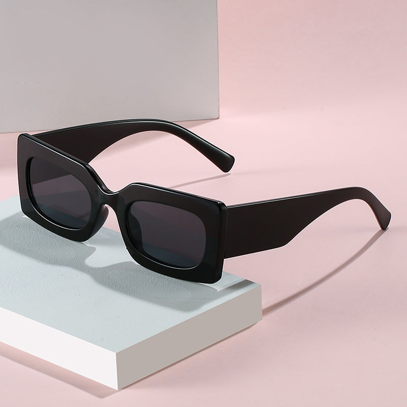 Dame modische solbrille i kantet design Skanto