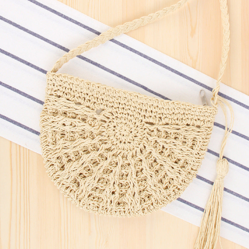 Macrame shoulder bag in a crescent moon design Skanto