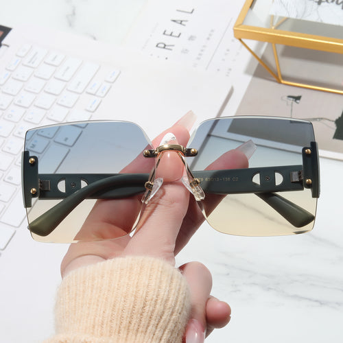 Damer Høyverdig rektangulær solbrille med stilfull metallramme Skanto
