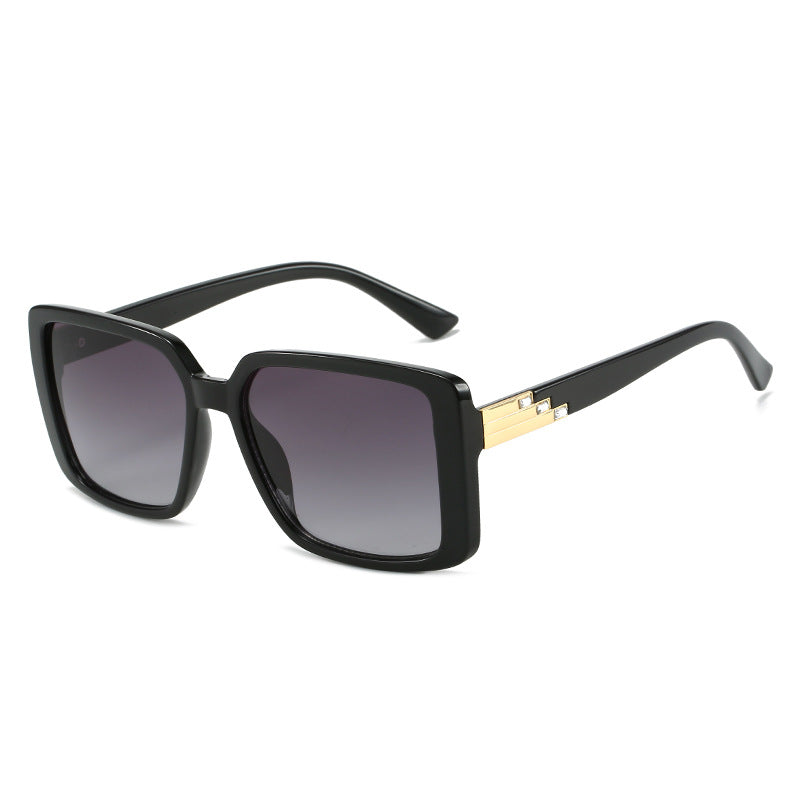 Dame moteriktig firkantet solbrille med trendy detaljer Skanto