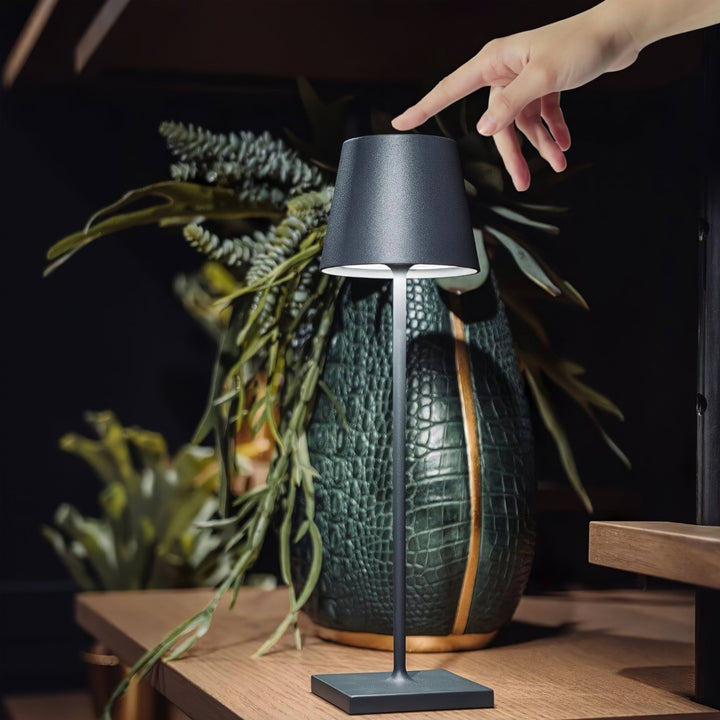 Skanto | PoldLight – Moderne LED Bordlampe med Lading Mulighet