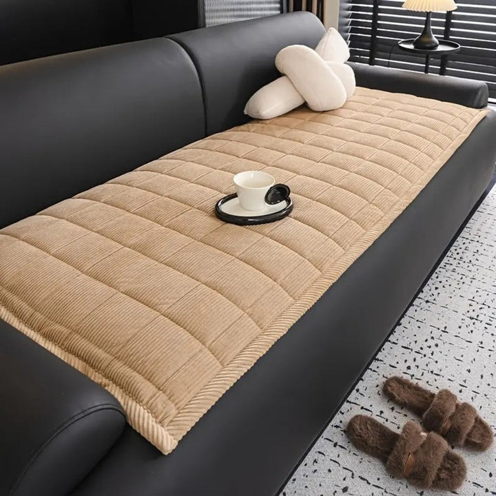 LuxeShield Quiltmatte — Transformér sofaen din til en feilfri oase av komfort og beskyttelse | Skanto
