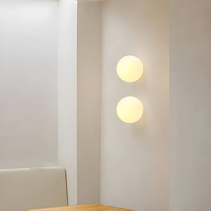 GlasAura Vegglampe med Matt Glasskule og Metallbase | Skanto