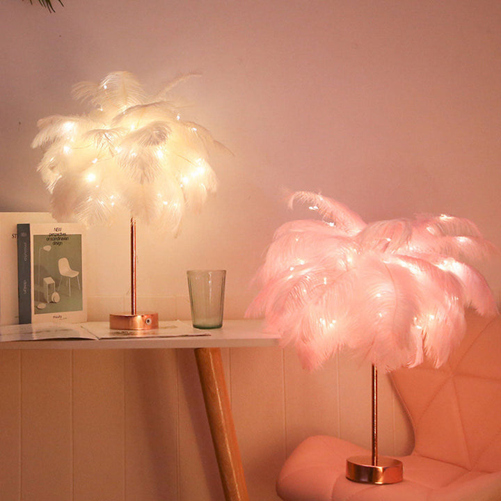 Ostrich Night Light | Eccentrisk Lampe med Fjær & Roségull Base | Skanto