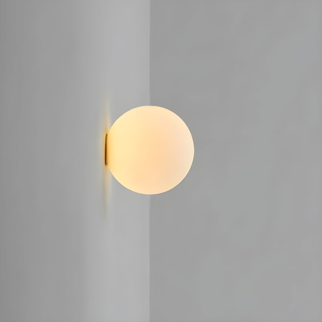 GlasAura Vegglampe med Matt Glasskule og Metallbase | Skanto