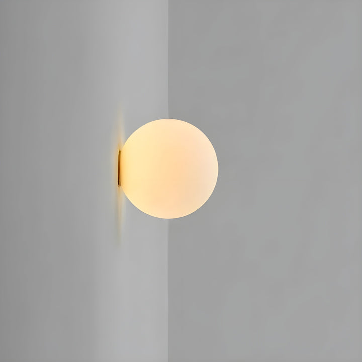 GlasAura Vegglampe med Matt Glasskule og Metallbase | Skanto