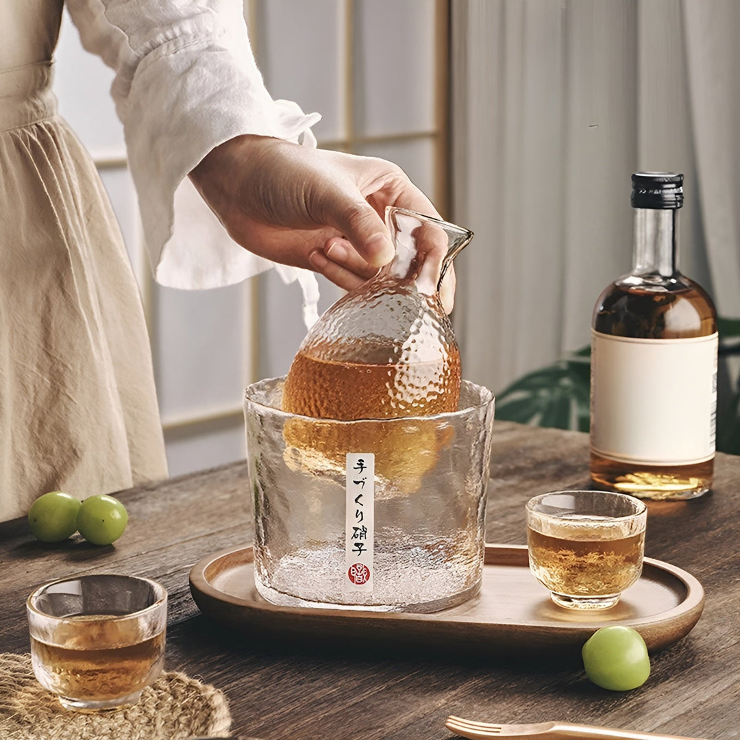 Japansk sake-sett i glass – elegant karaffel med kopper | Perfekt for vin, whisky og likør