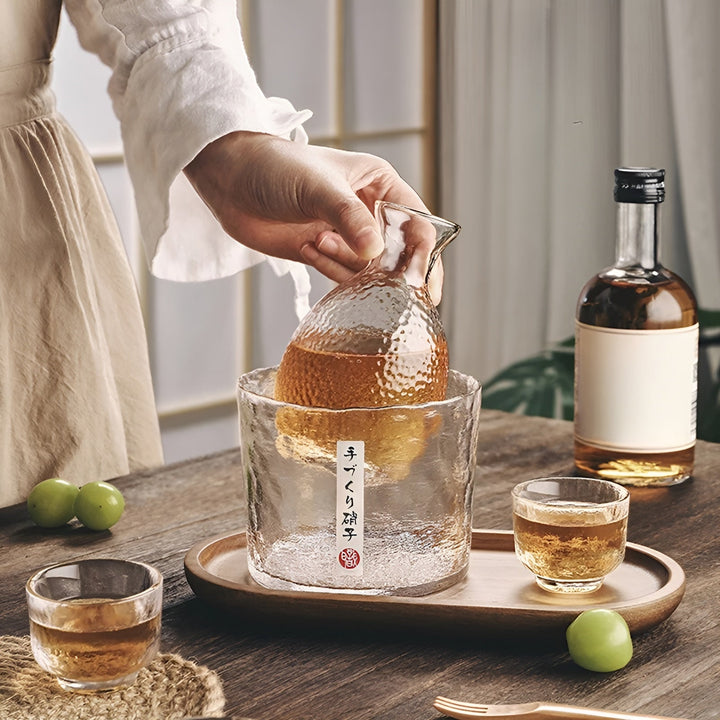 Japansk sake-sett i glass – elegant karaffel med kopper | Perfekt for vin, whisky og likør