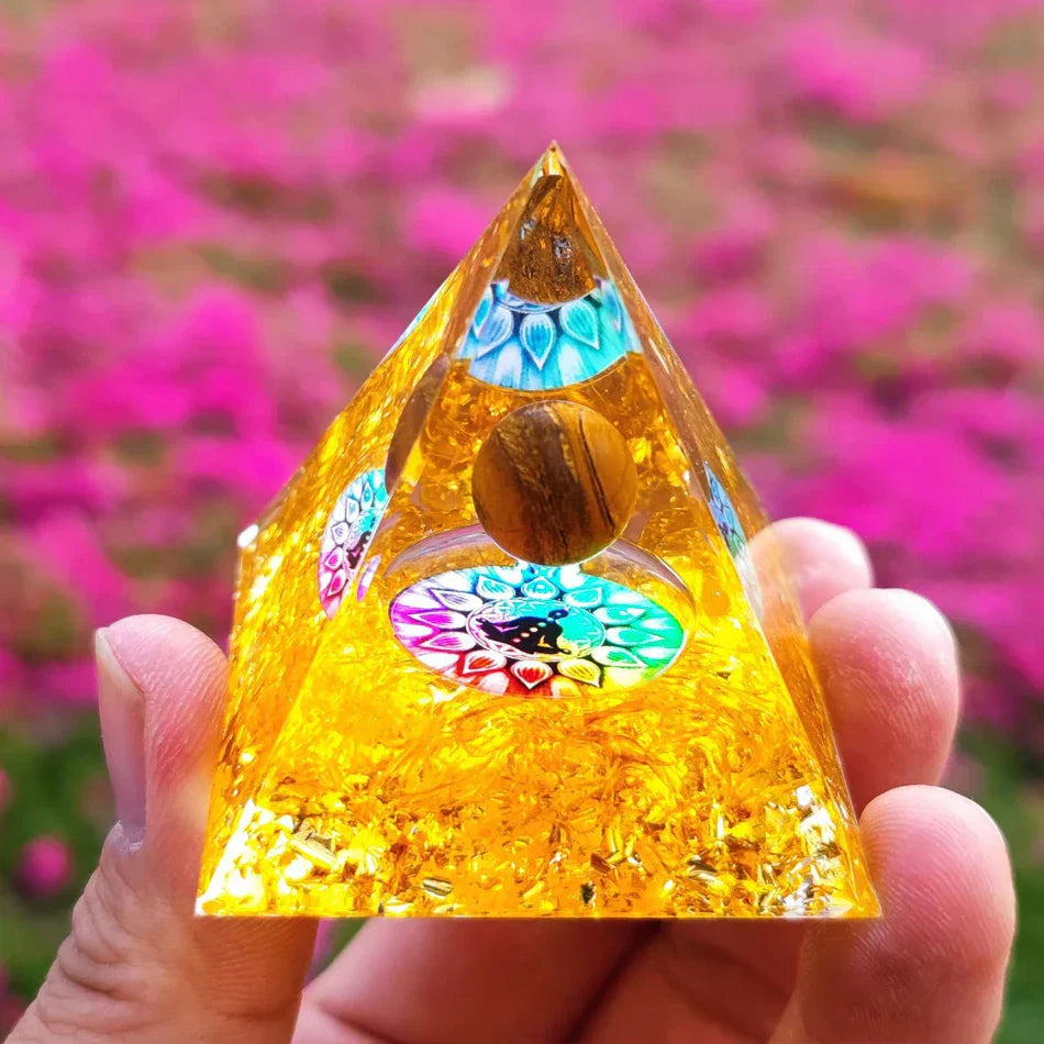 Orgonittpyramide med ametyst pendel – Energi, Beskyttelse og Dekorasjon | Skanto