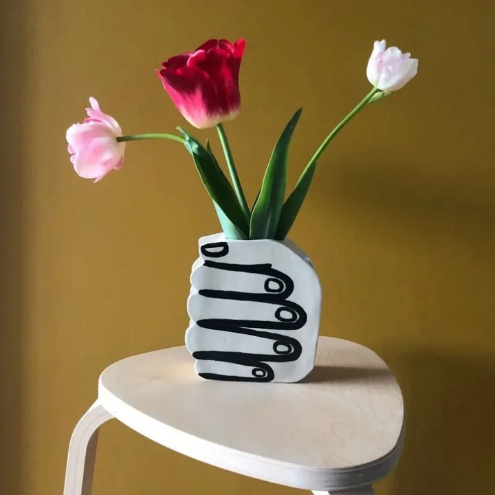 Hånd med blomster vase | Skanto