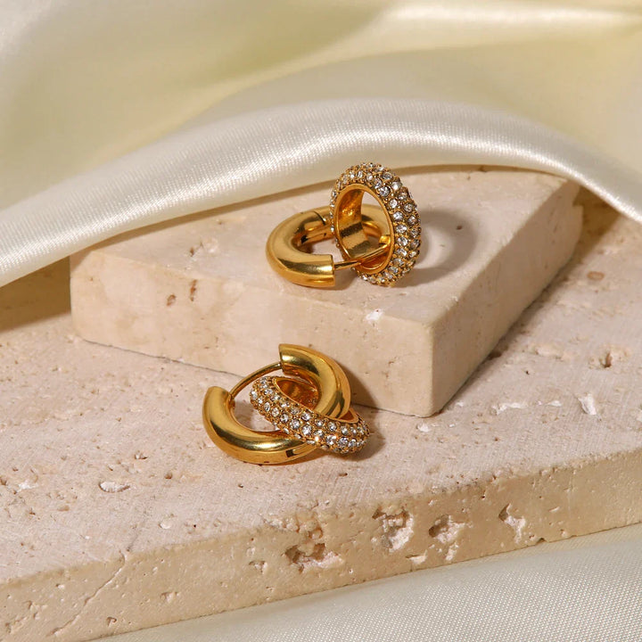Skanto | 18k Dainty Huggie Diamant Dangle Øredobber
