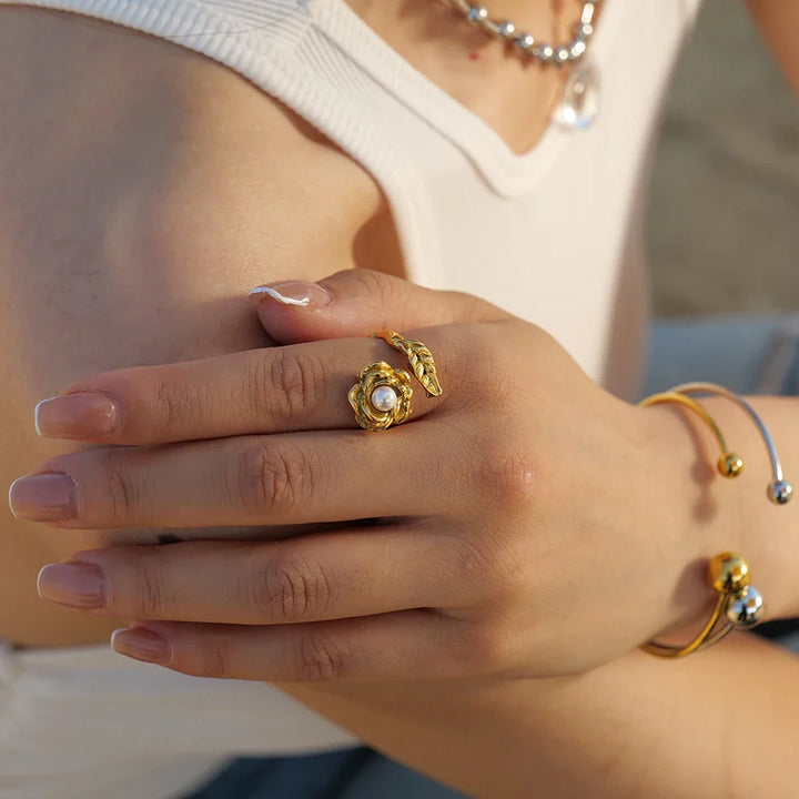 Skanto | Justerbar Perle Camellia Blomster Ring