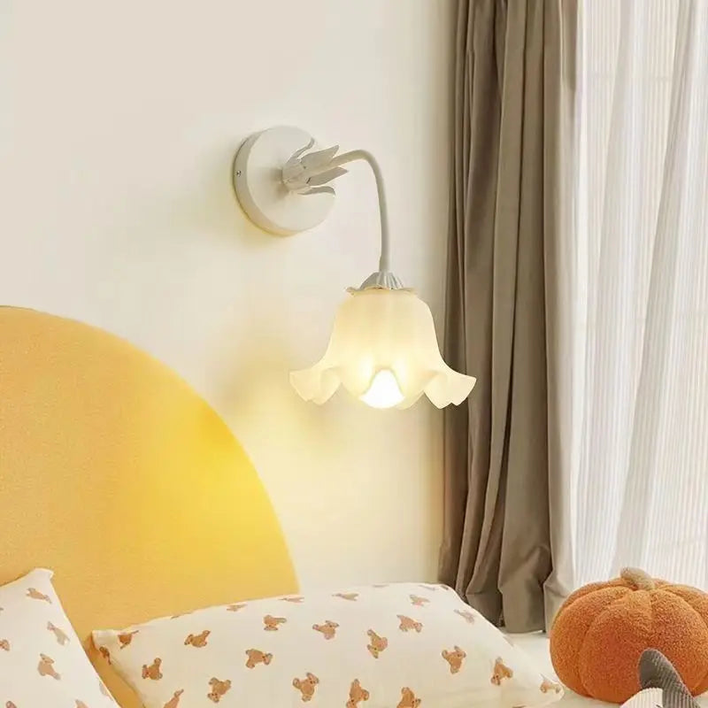 FrenchBloom Vegglampe – Soverom Blomsterlampe Skanto