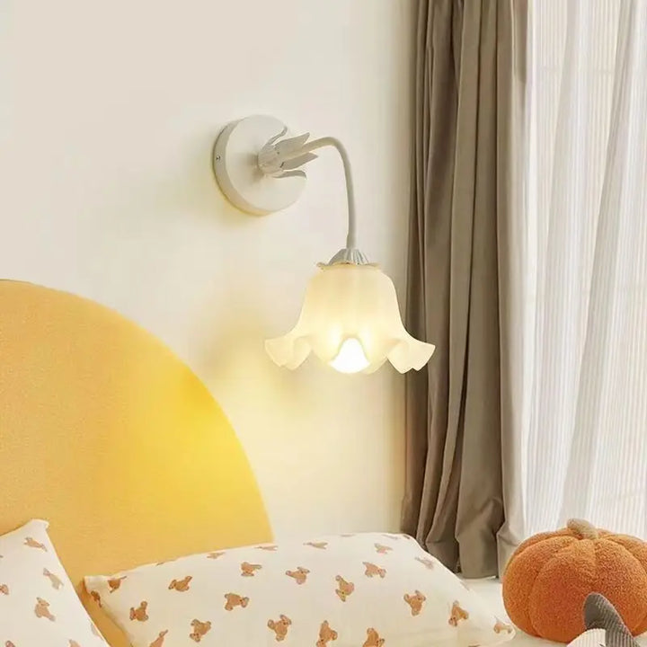 FrenchBloom Vegglampe – Soverom Blomsterlampe Skanto