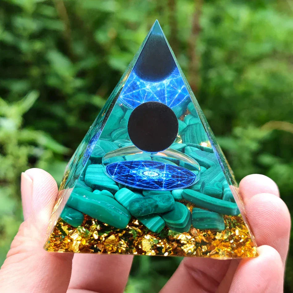 Orgonittpyramide med ametyst pendel – Energi, Beskyttelse og Dekorasjon | Skanto