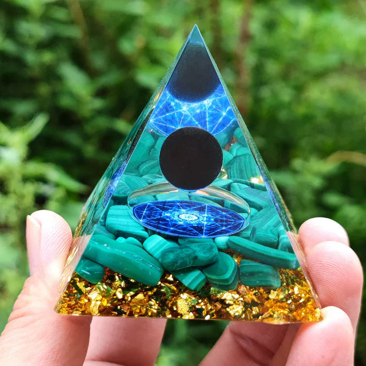 Orgonittpyramide med ametyst pendel – Energi, Beskyttelse og Dekorasjon | Skanto