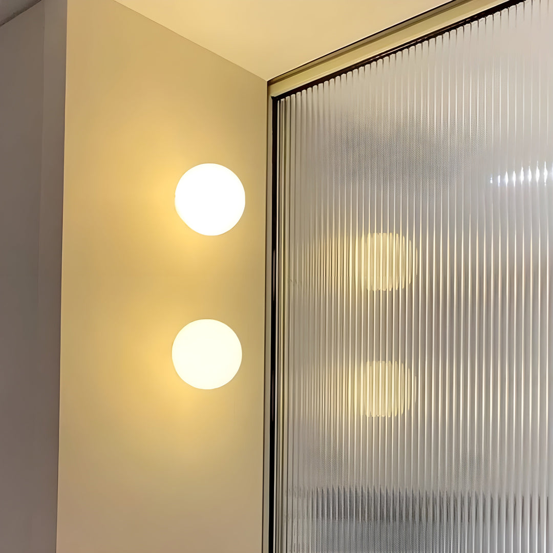 GlasAura Vegglampe med Matt Glasskule og Metallbase | Skanto