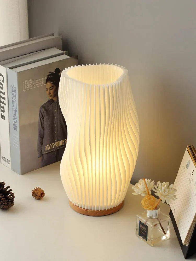 Skanto | CharmAura - Sofistikert Krembordlampe