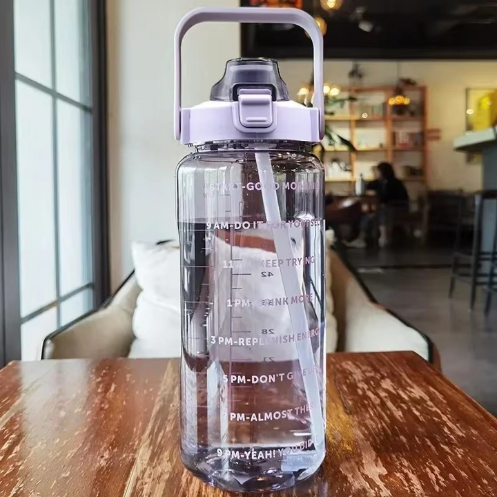 Große 2-Liter-Sportwasserflasche med Strohhalm og Zeitanzeige for Fitnessstudio og Outdoor-Fitness