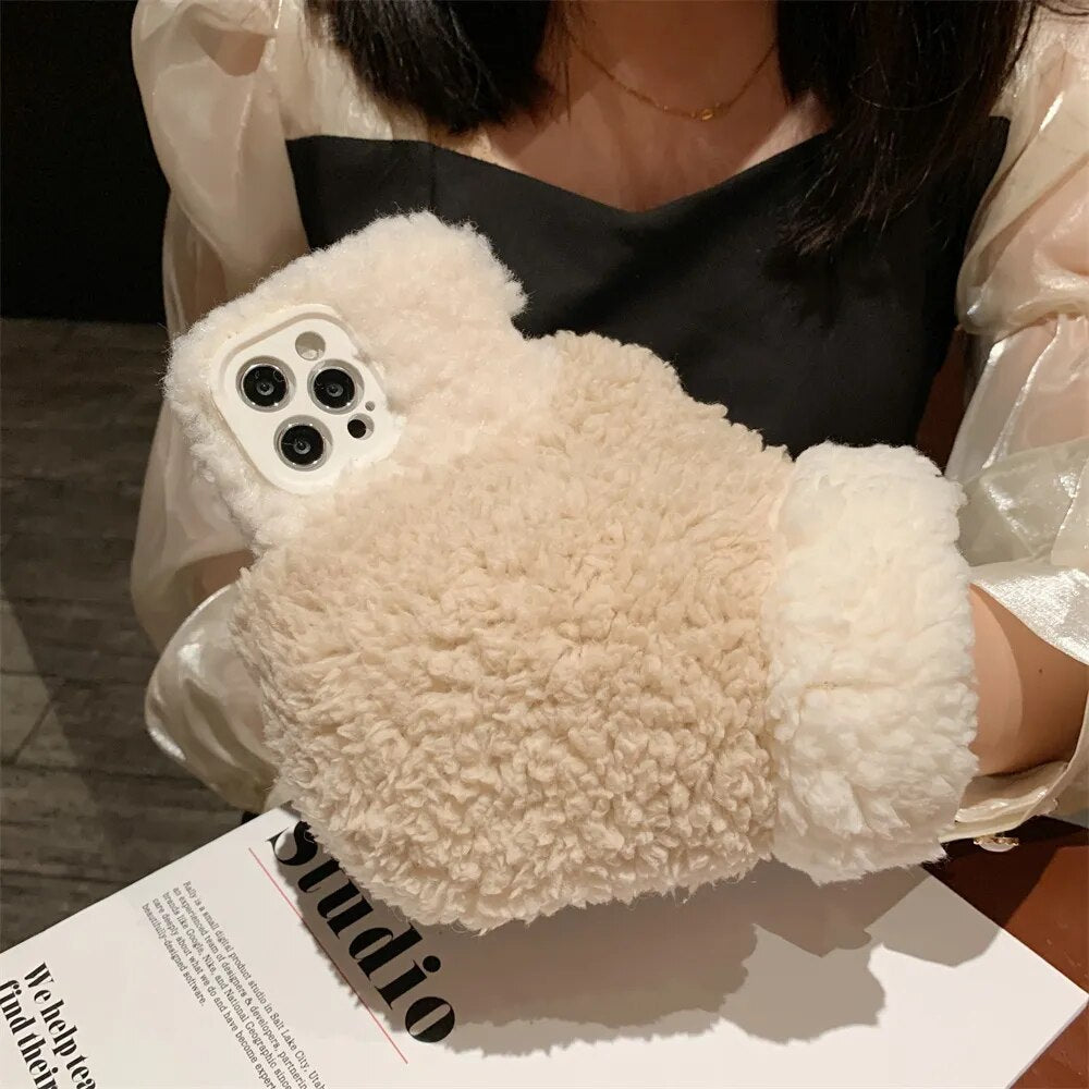 Skanto | Fluffy Fur iPhone Case Hanske