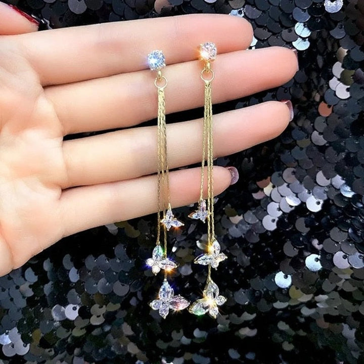 Skanto | Lange Blumen-Kettenohrringe | Elegantes leichtes Hängedesign | Gold
