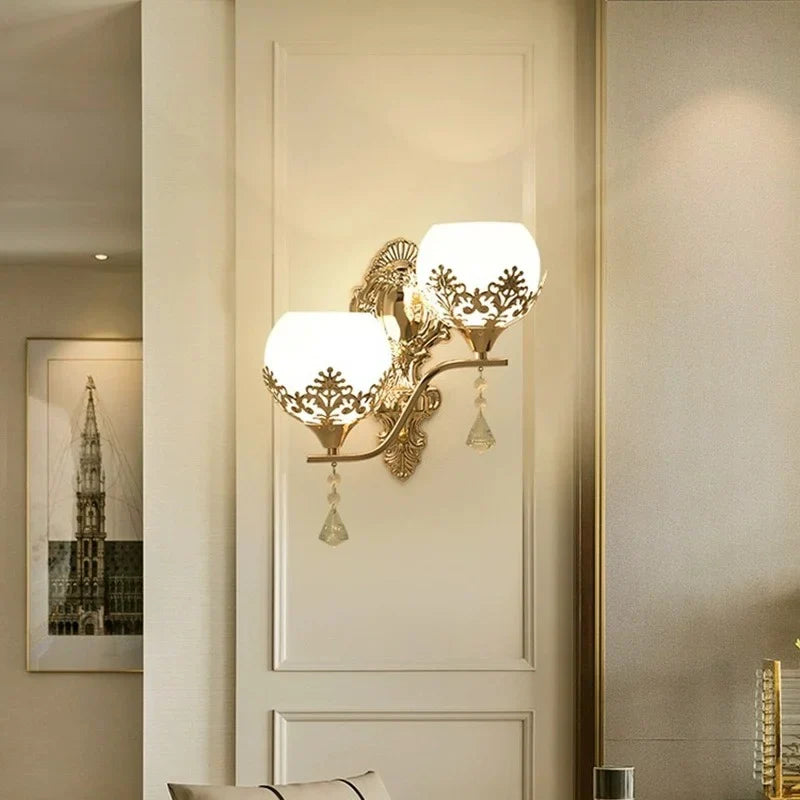 CrystalLuxe – Gylden LED Vegglampe for Stemningsfull Belysning Skanto