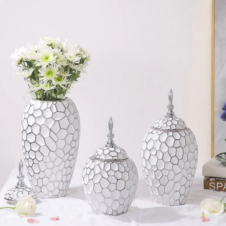 Skanto | Elegant keramikkvase med gyldne aksenter