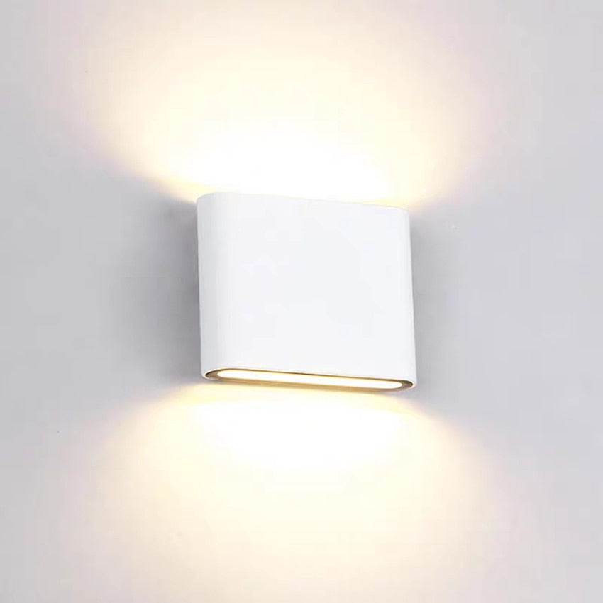 Skanto | GuardGlow – Vanntett Vegglampe med Værbestandig Design
