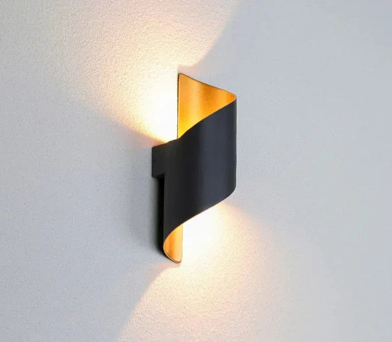 Skanto | IronEdge – Moderne Vegglampe Laget av Jern og Akryl