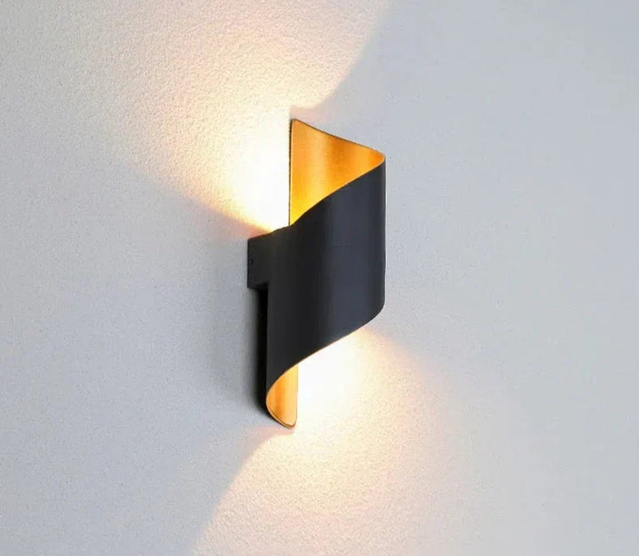Skanto | IronEdge – Moderne Vegglampe Laget av Jern og Akryl