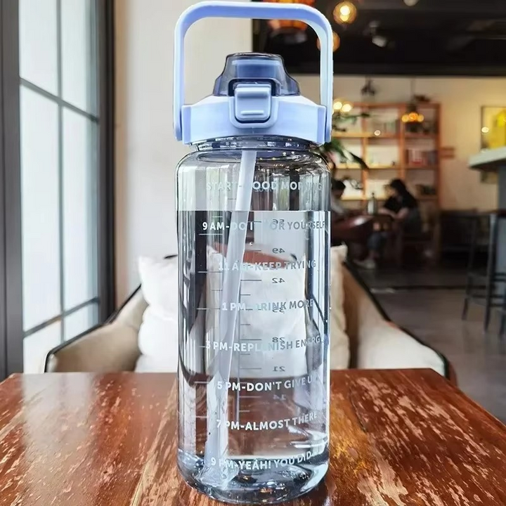 Große 2-Liter-Sportwasserflasche med Strohhalm og Zeitanzeige for Fitnessstudio og Outdoor-Fitness