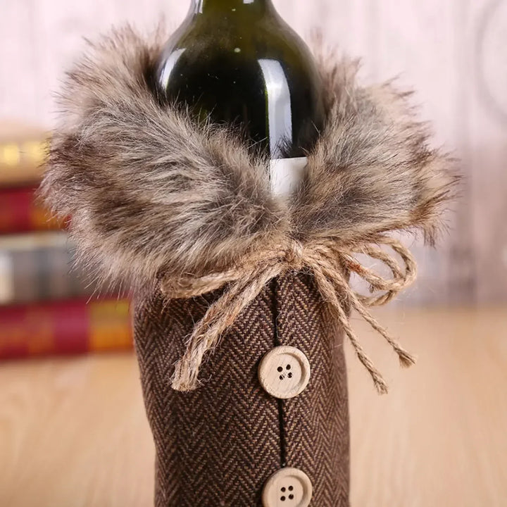 Juleflaskehette med pelskrage – festlig hette for vinflasker, nisse dekorasjon til jul, perfekt som gaveinnpakning | Skanto