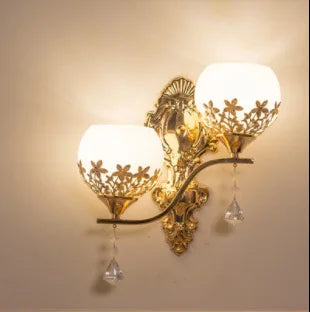 CrystalLuxe – Gylden LED Vegglampe for Stemningsfull Belysning Skanto