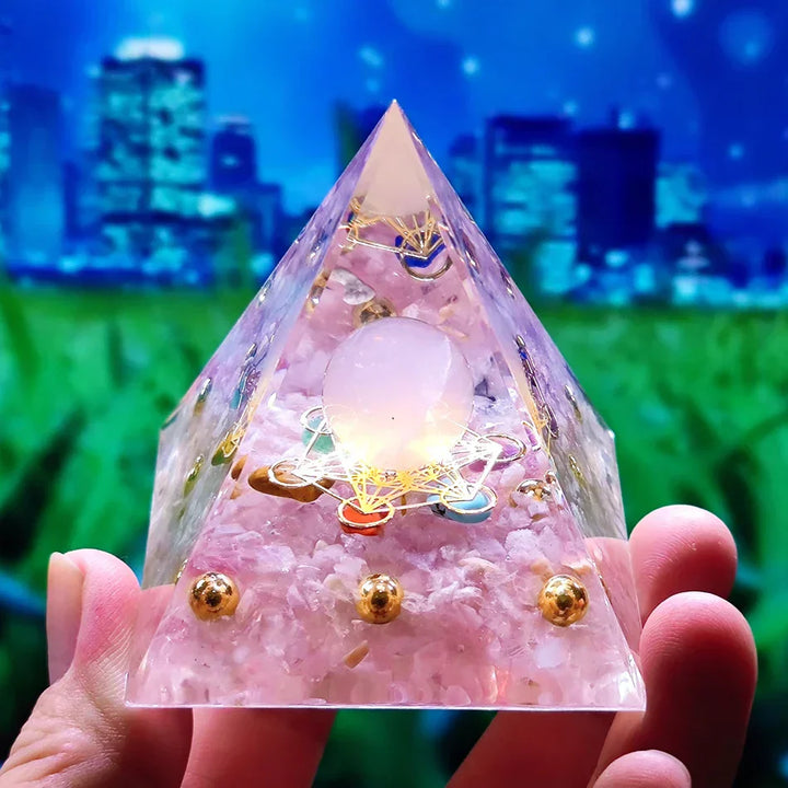 Orgonittpyramide med ametyst pendel – Energi, Beskyttelse og Dekorasjon | Skanto